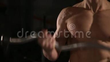 身材魁梧、<strong>肌肉</strong>发达、在健身房摆姿势、<strong>肌肉</strong>发达、举重、在黑暗背景下工作的<strong>肌肉</strong>发达男子